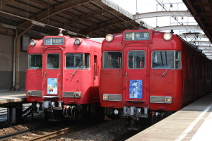 印場駅で並ぶヘッドマーク付き編成