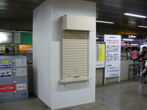 仮設券売機スペースが設置された