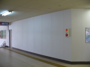 壁になった名鉄西部観光跡