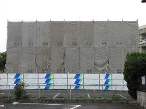 カバーに覆われた変電所跡