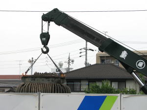クレーンで搬出