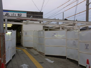 通路を跨ぐ屋根