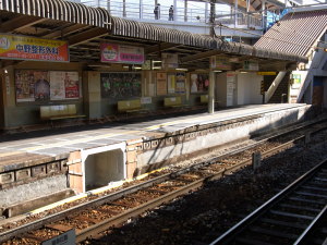 瀬戸方面ホームでも嵩上げ工事が始まった