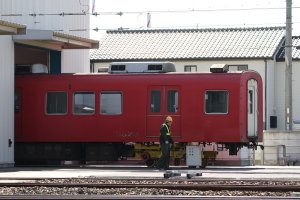 検修庫から顔を出す