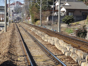 線路間にPC枕木が並ぶ