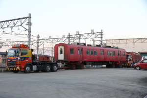 輸送準備を終えて待機する2両