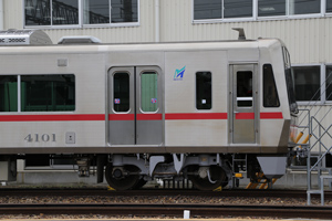 交換されたボルスタアンカ車体側支持部