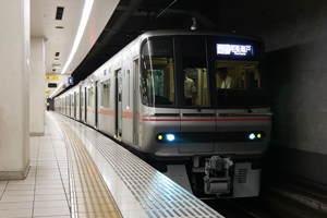 栄町駅に停車中の3306F