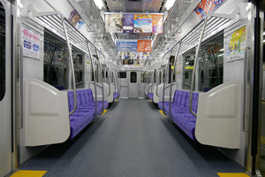 ロングシートの車内