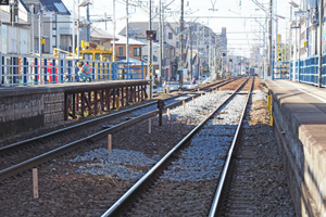 線路間に杭