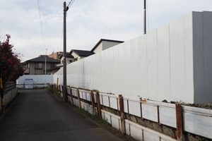 仮囲いで覆われた検車区跡地