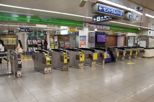 栄町駅改札口